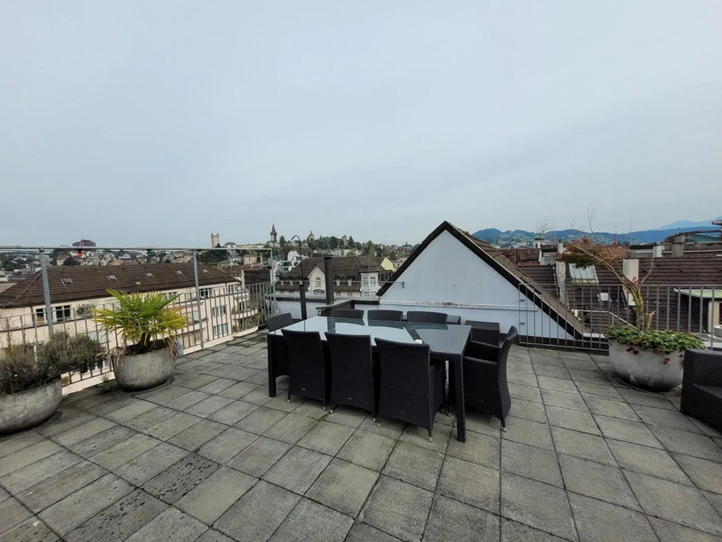 Appartement en attique 3 pièces avec terrasse spacieuse - Photo 2 sur 9