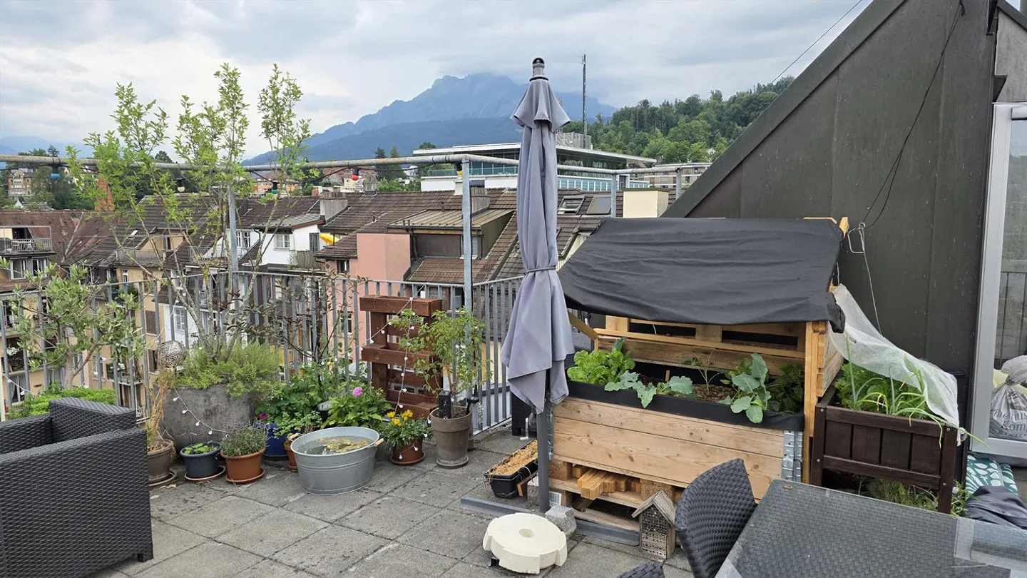 Appartement en attique 3 pièces avec terrasse spacieuse - Photo 3 sur 9