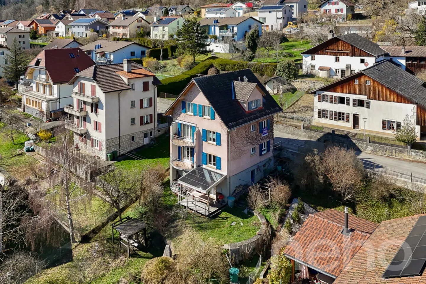 Großes Familienhaus mit 2 Wohnungen: 6,5 Zimmer + 3 Zimmer - Foto 3 von 12