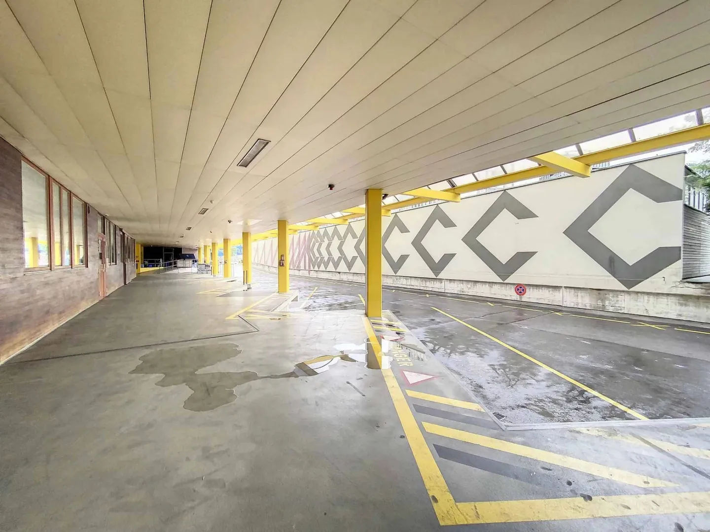 Atelier à louer - Photo 3 sur 4