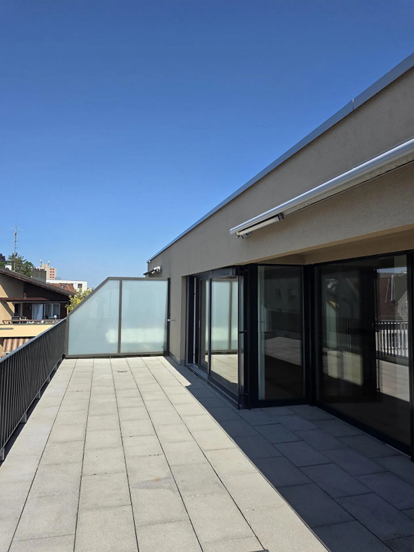 Moderno appartamento attico di 2,5 locali in posizione centrale ad Amriswil - Foto 1 di 13