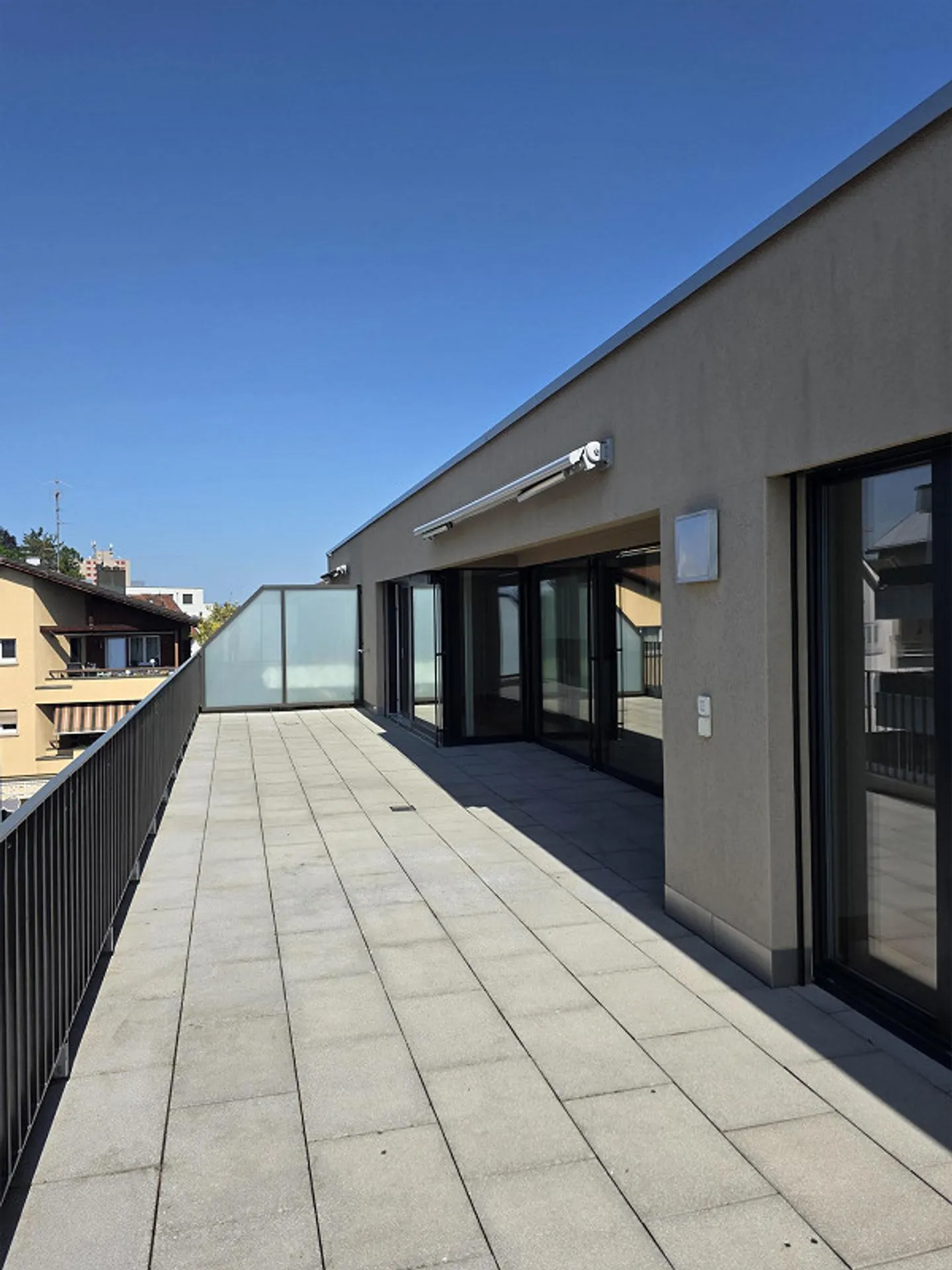 Moderno appartamento attico di 2,5 locali in posizione centrale ad Amriswil - Foto 2 di 13
