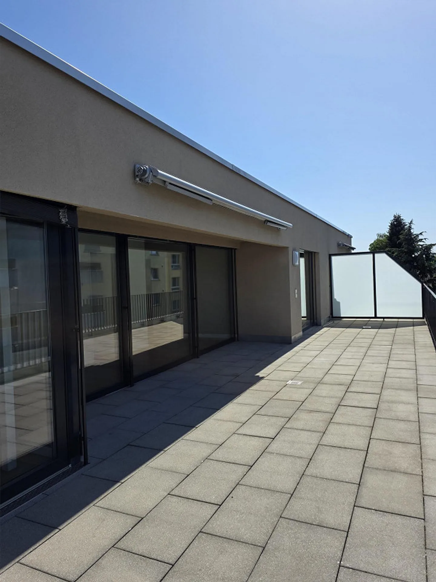 Moderno appartamento attico di 2,5 locali in posizione centrale ad Amriswil - Foto 3 di 13
