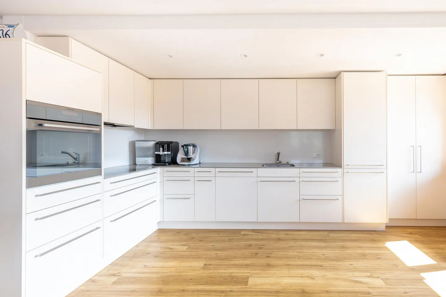 Residential and commercial property in a central village location - Photo 9 of 22