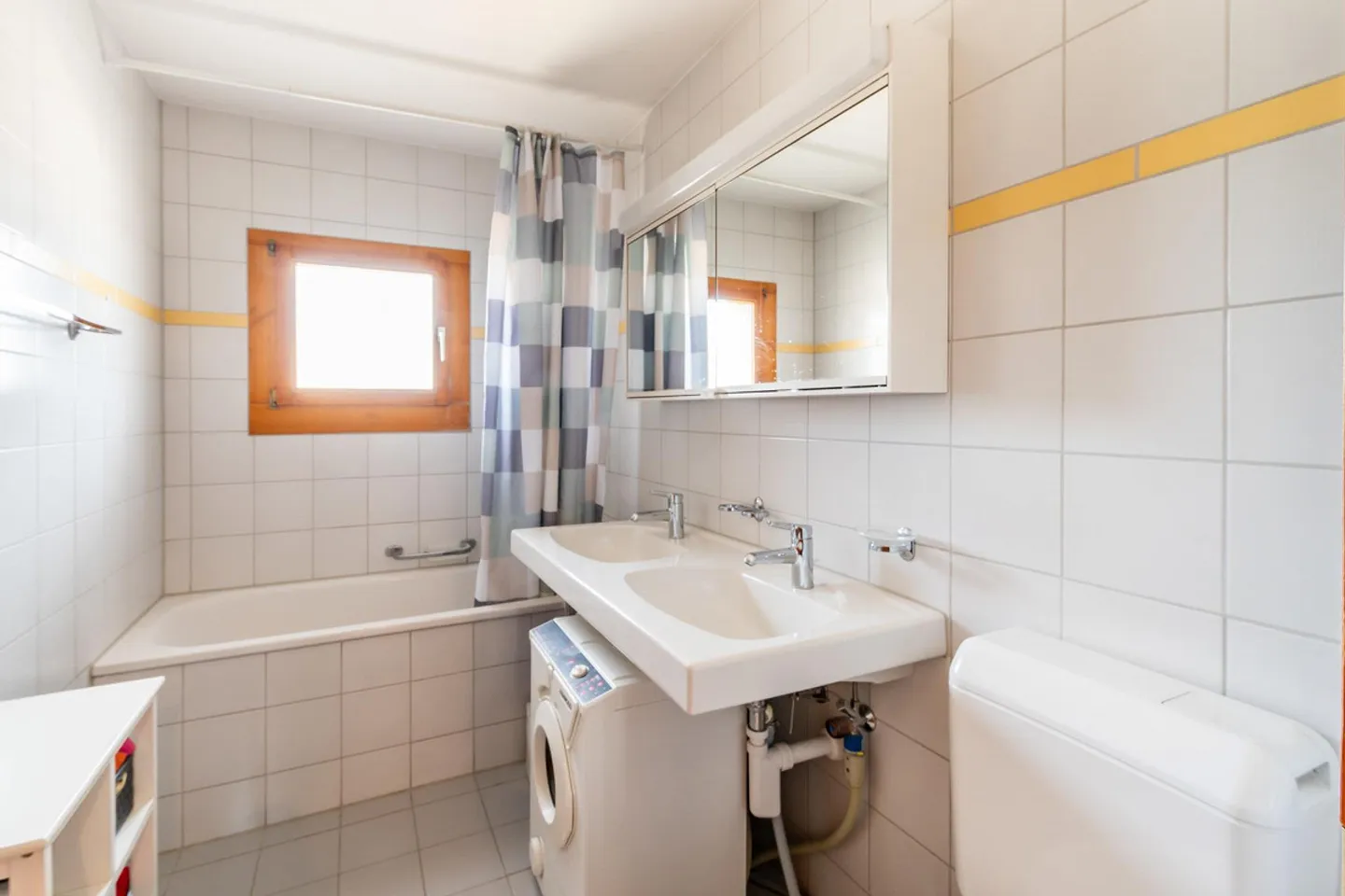 Residential and commercial property in a central village location - Photo 11 of 22