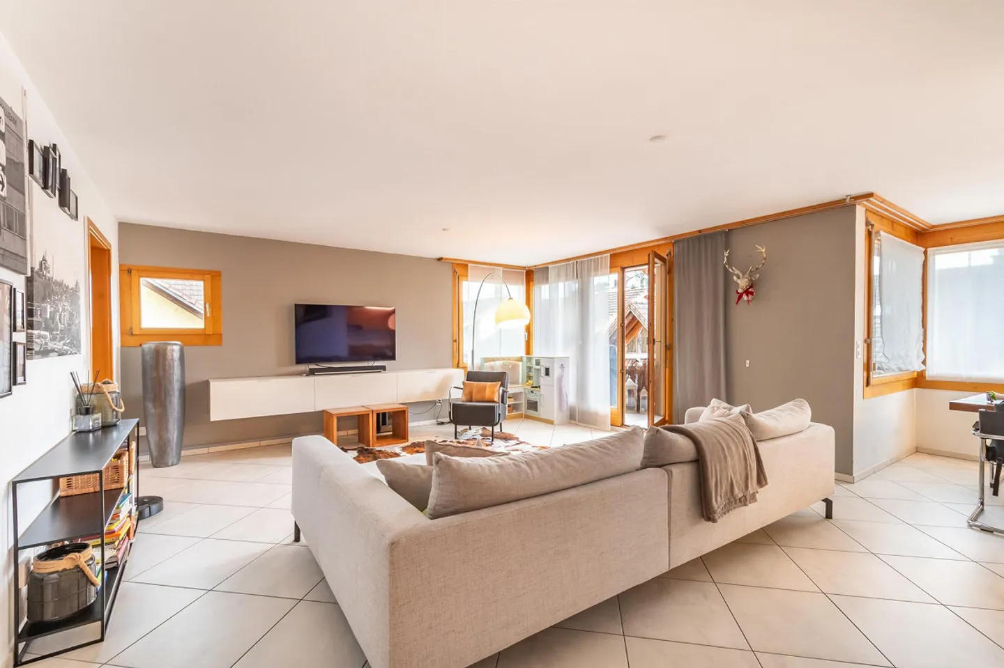 Residential and commercial property in a central village location - Photo 4 of 22