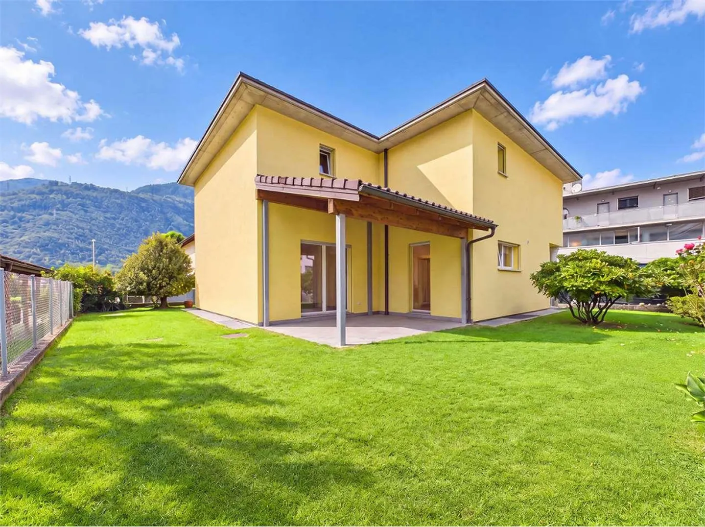 Villa spaziosa con giardino - Foto 1 di 13