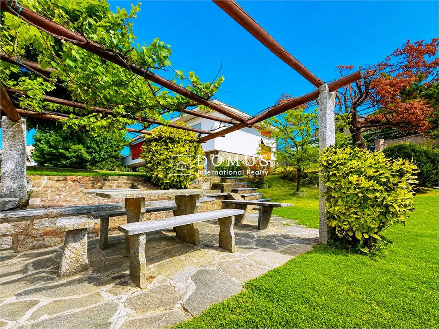 Independent villa immersed in greenery with swimming pool - Photo 3 of 13