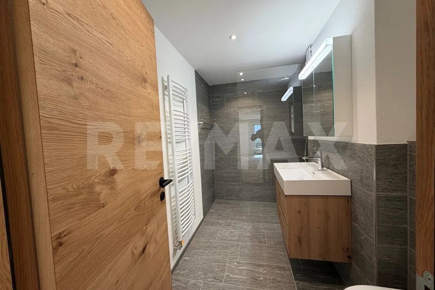 Appartamento 3.5 locali a Klosters - ristrutturato con charme da chalet - Foto 4 di 13