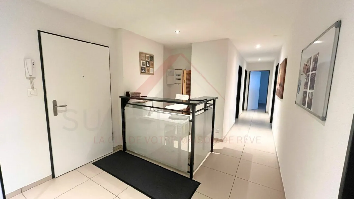 Occasione rara a Courtételle: proprietà commerciale attrezzata di 157 m², ideale per il benessere, il fitness o le attività paramedicali - Foto 2 di 17