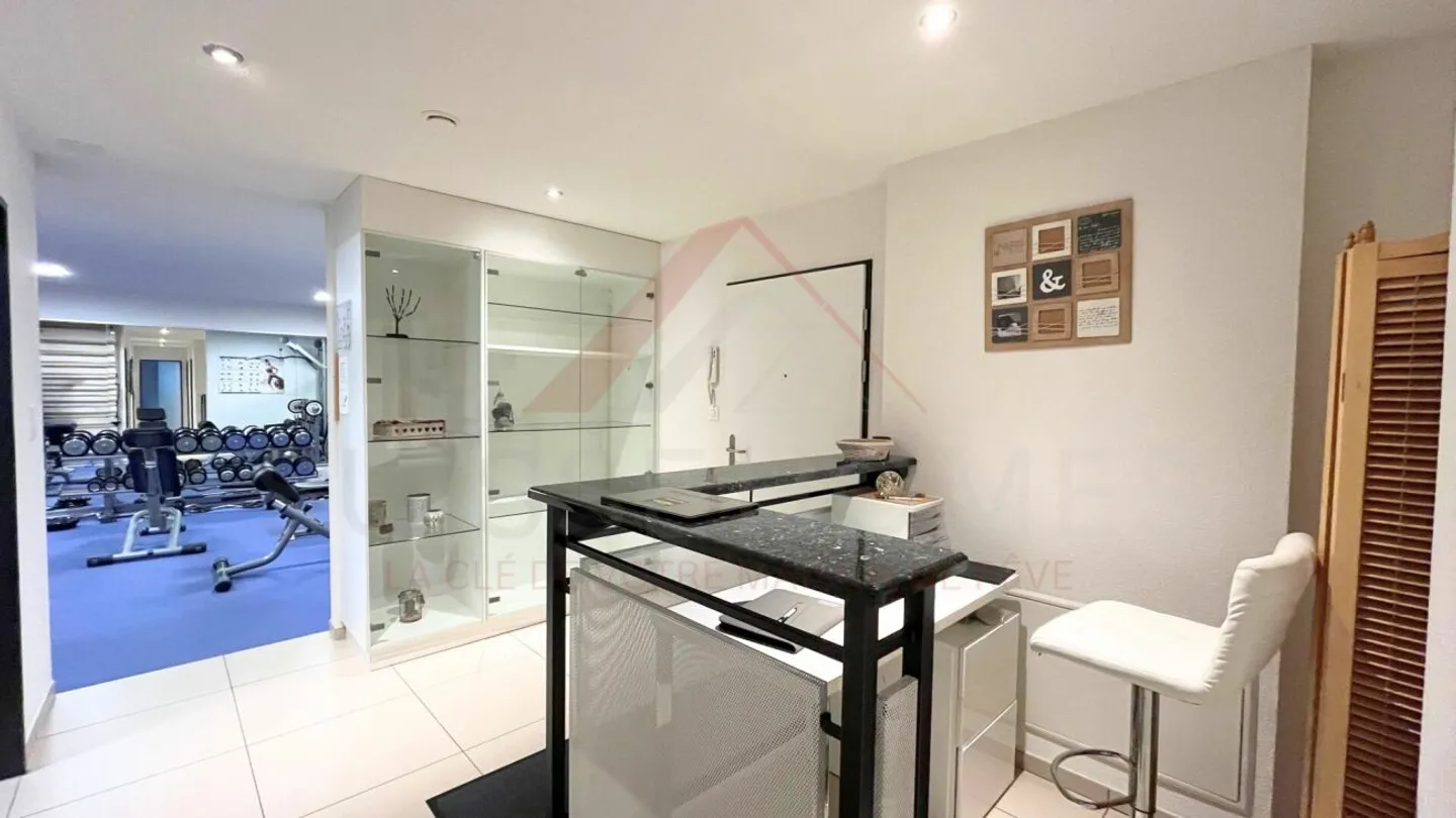 Occasione rara a Courtételle: proprietà commerciale attrezzata di 157 m², ideale per il benessere, il fitness o le attività paramedicali - Foto 3 di 17