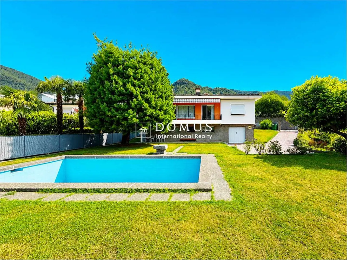 Independent villa immersed in greenery with swimming pool - Photo 2 of 13