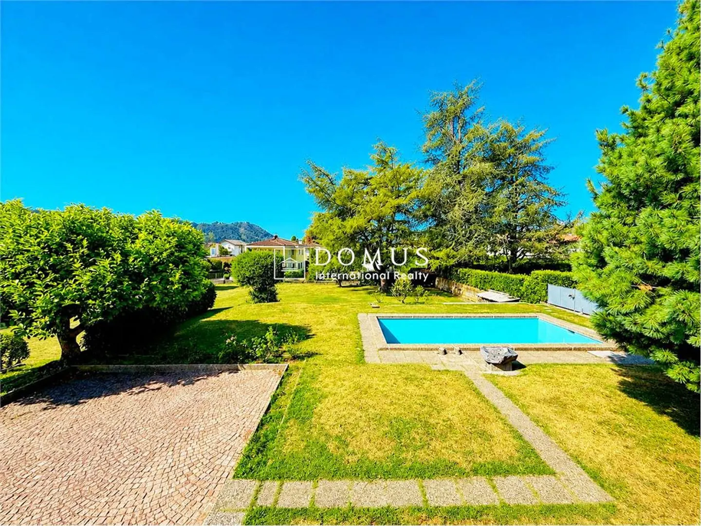 Independent villa immersed in greenery with swimming pool - Photo 7 of 13