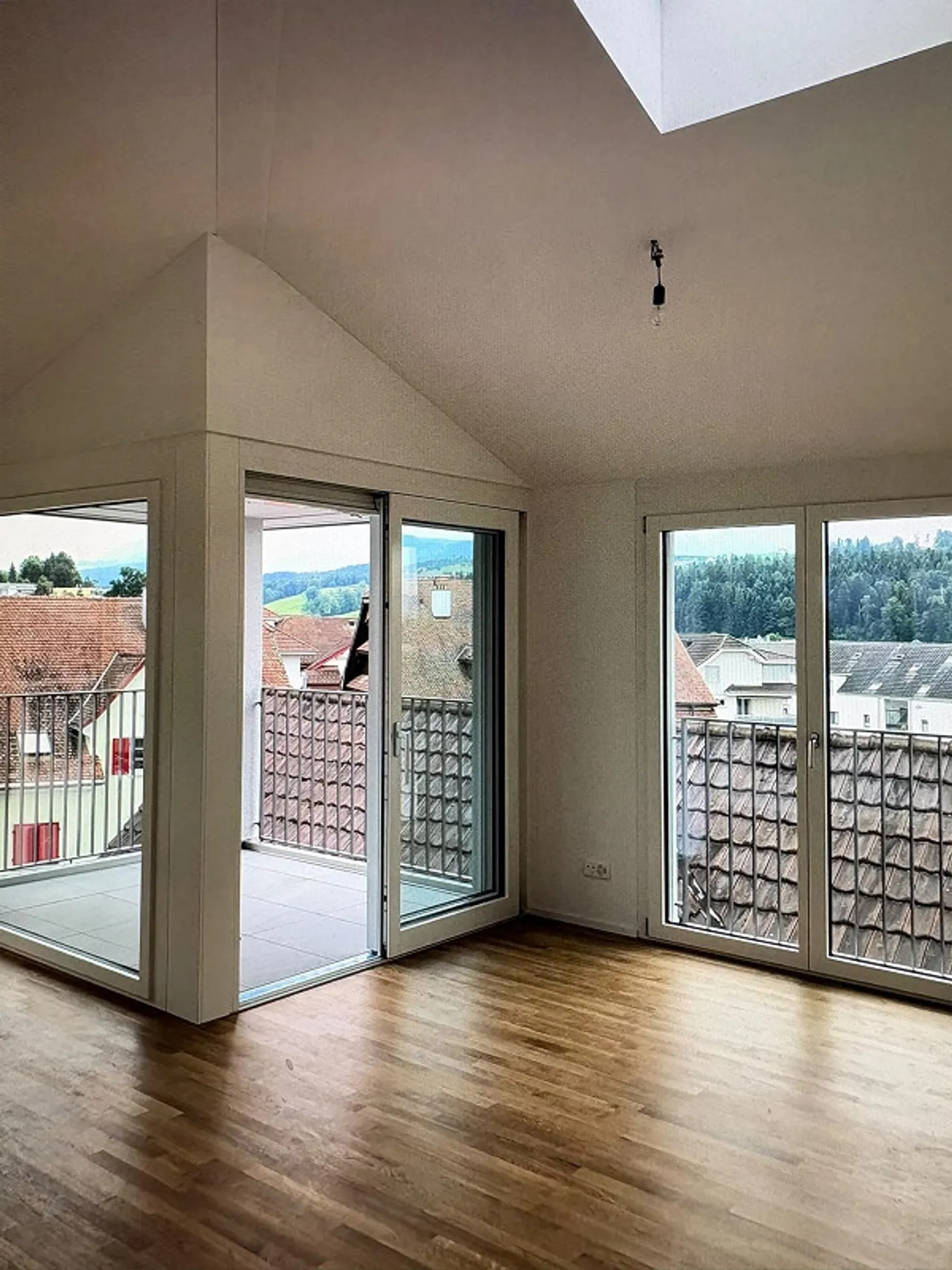 Appartement Attique 3.5 pièces avec Loggia - Photo 2 sur 9