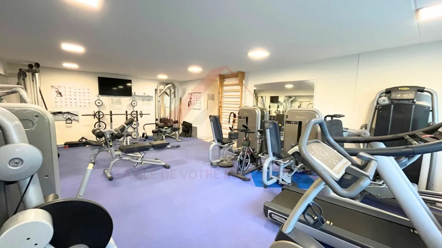 Occasione rara a Courtételle: proprietà commerciale attrezzata di 157 m², ideale per il benessere, il fitness o le attività paramedicali - Foto 5 di 17