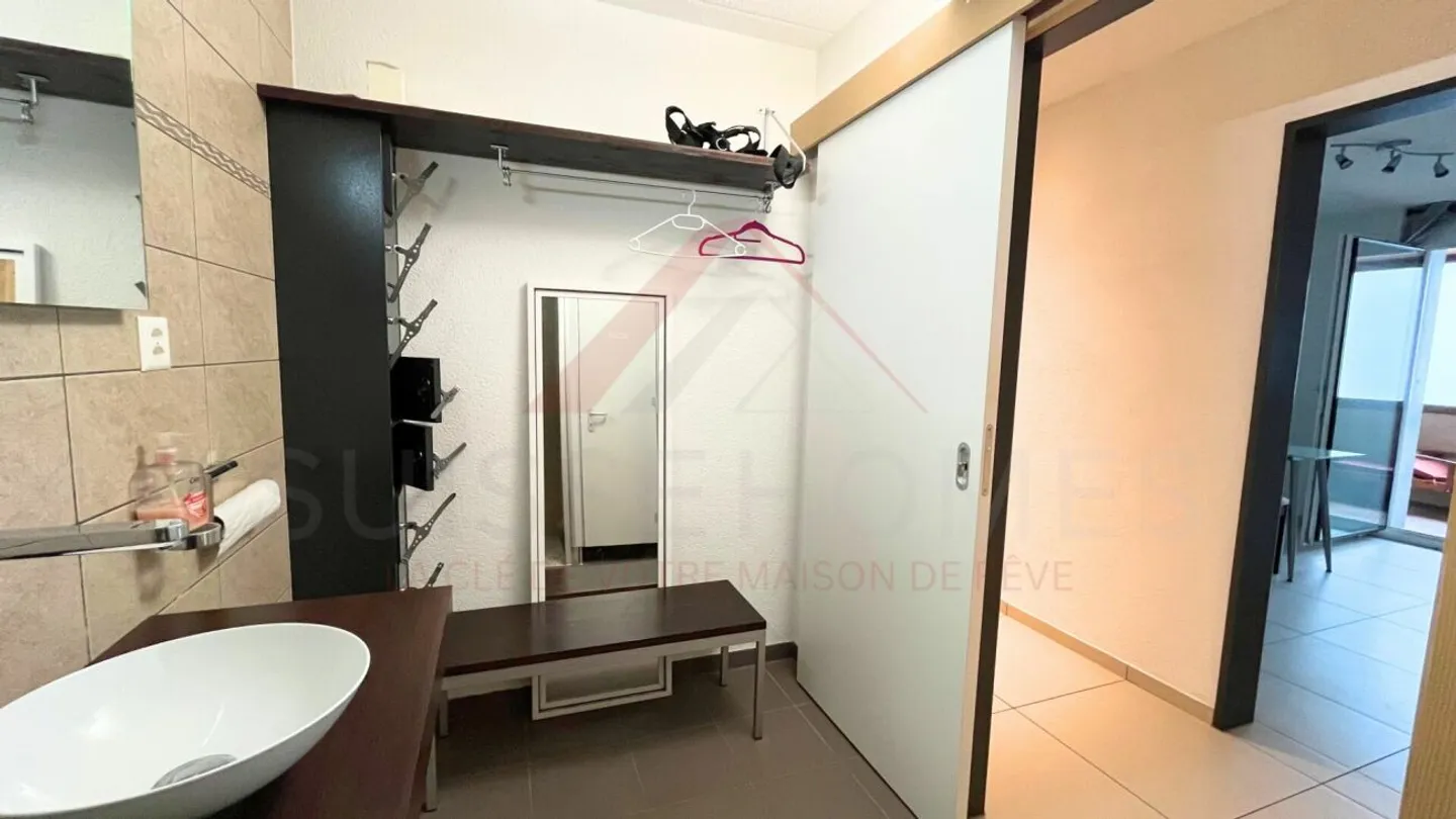 Occasione rara a Courtételle: proprietà commerciale attrezzata di 157 m², ideale per il benessere, il fitness o le attività paramedicali - Foto 6 di 17