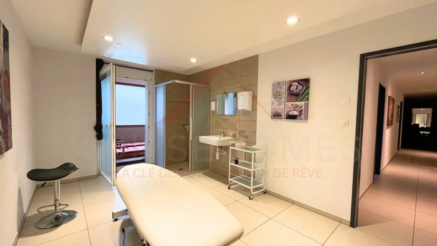 Occasione rara a Courtételle: proprietà commerciale attrezzata di 157 m², ideale per il benessere, il fitness o le attività paramedicali - Foto 7 di 17