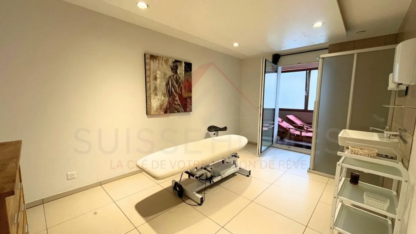 Occasione rara a Courtételle: proprietà commerciale attrezzata di 157 m², ideale per il benessere, il fitness o le attività paramedicali - Foto 8 di 17