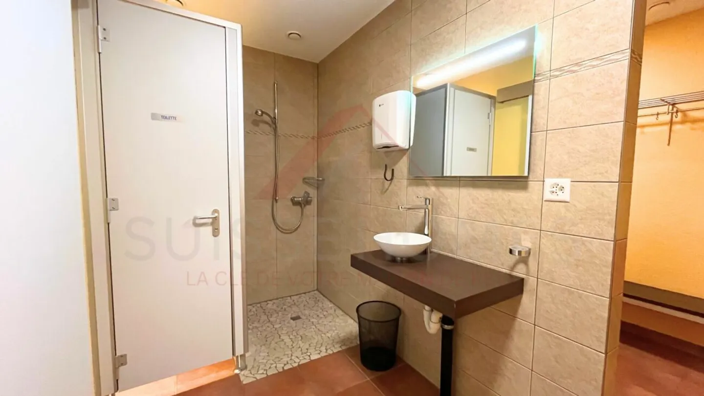 Occasione rara a Courtételle: proprietà commerciale attrezzata di 157 m², ideale per il benessere, il fitness o le attività paramedicali - Foto 13 di 17