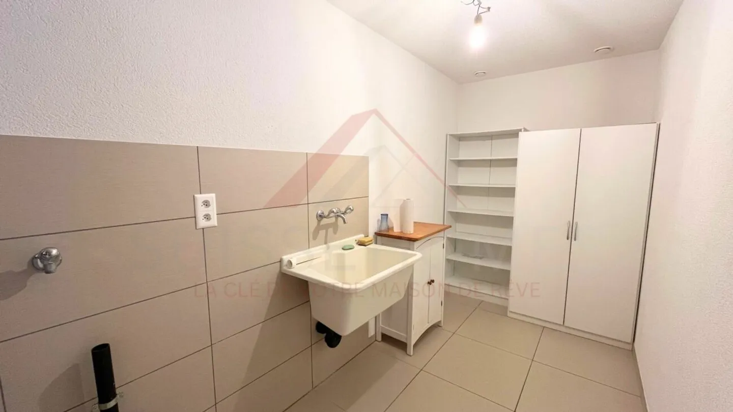 Occasione rara a Courtételle: proprietà commerciale attrezzata di 157 m², ideale per il benessere, il fitness o le attività paramedicali - Foto 14 di 17