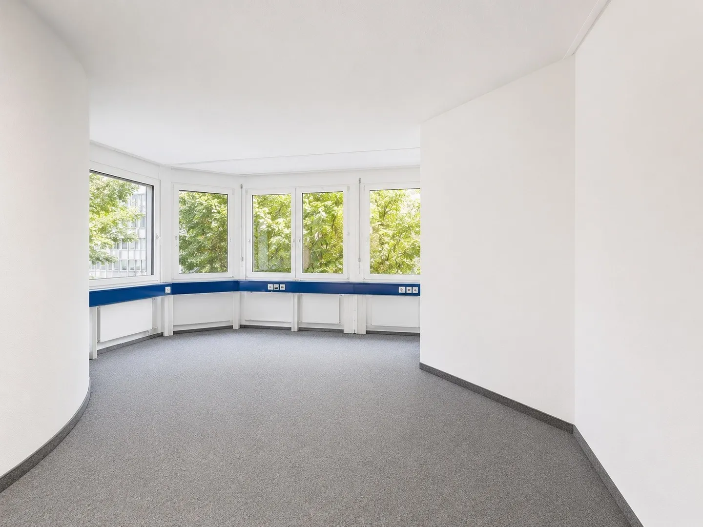 Flexible office spaces with development potential in a central location - Photo 1 of 13