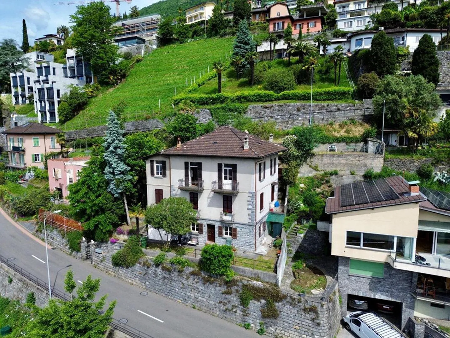 Two-family house with 3 apartments with breathtaking views and garden - Photo 1 of 7