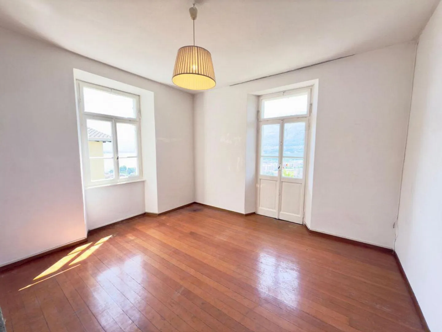 Two-family house with 3 apartments with breathtaking views and garden - Photo 2 of 7