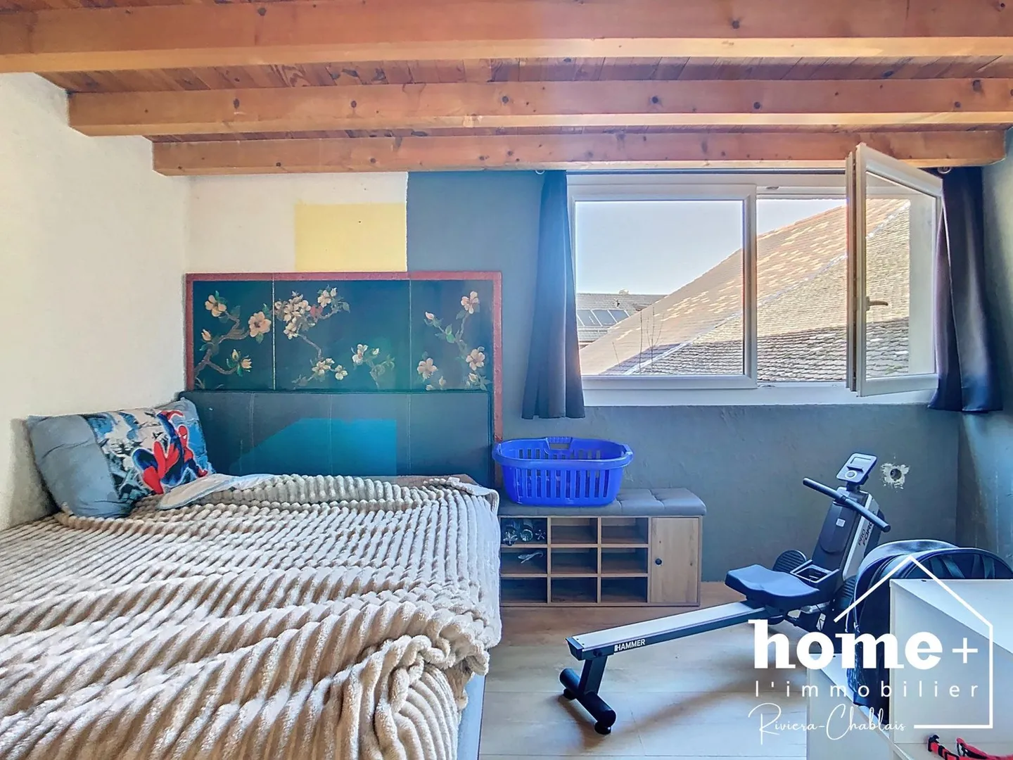 Single-family house with adjacent neighboring development - Photo 7 of 11