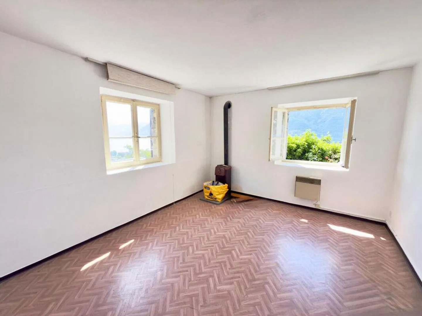 Two-family house with 3 apartments with breathtaking views and garden - Photo 3 of 7