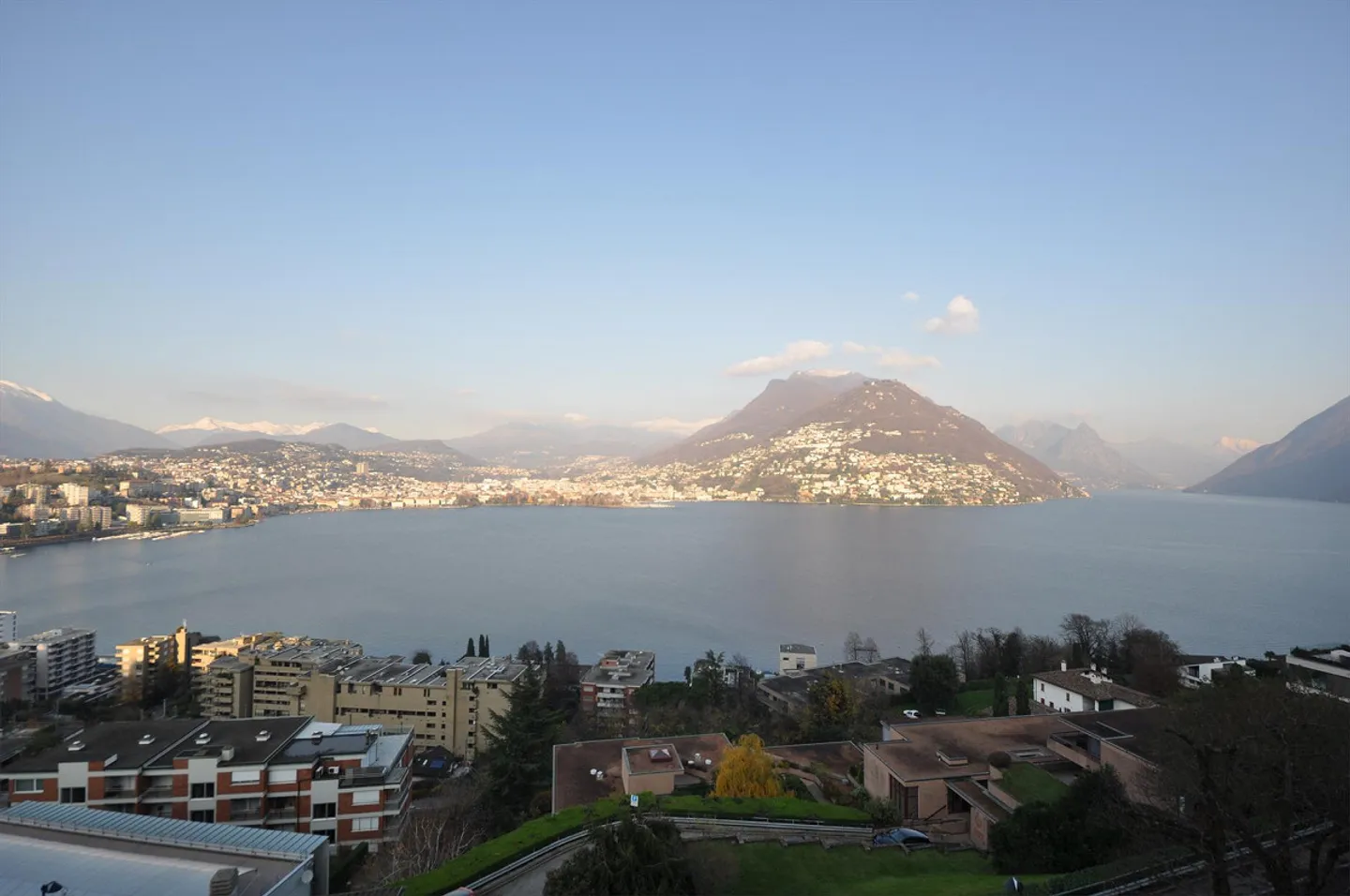 Bâtiment générant des revenus avec vue sur le lac et les montagnes - Photo 1 sur 13