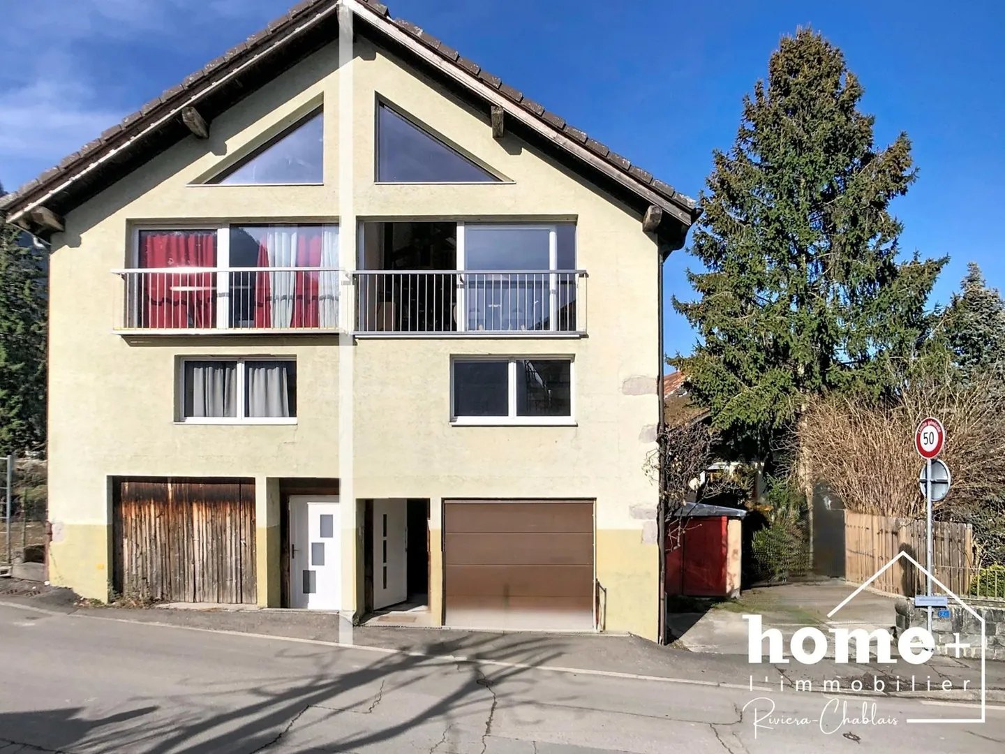 Single-family house with adjacent neighboring development - Photo 10 of 11