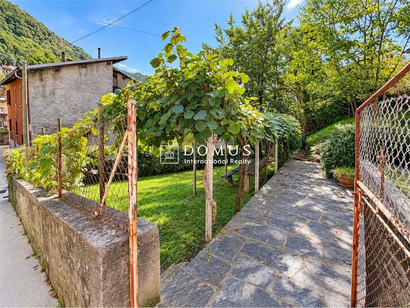 Maison de charme avec jardin privé dans le noyau historique de Carabbia - Photo 2 sur 13