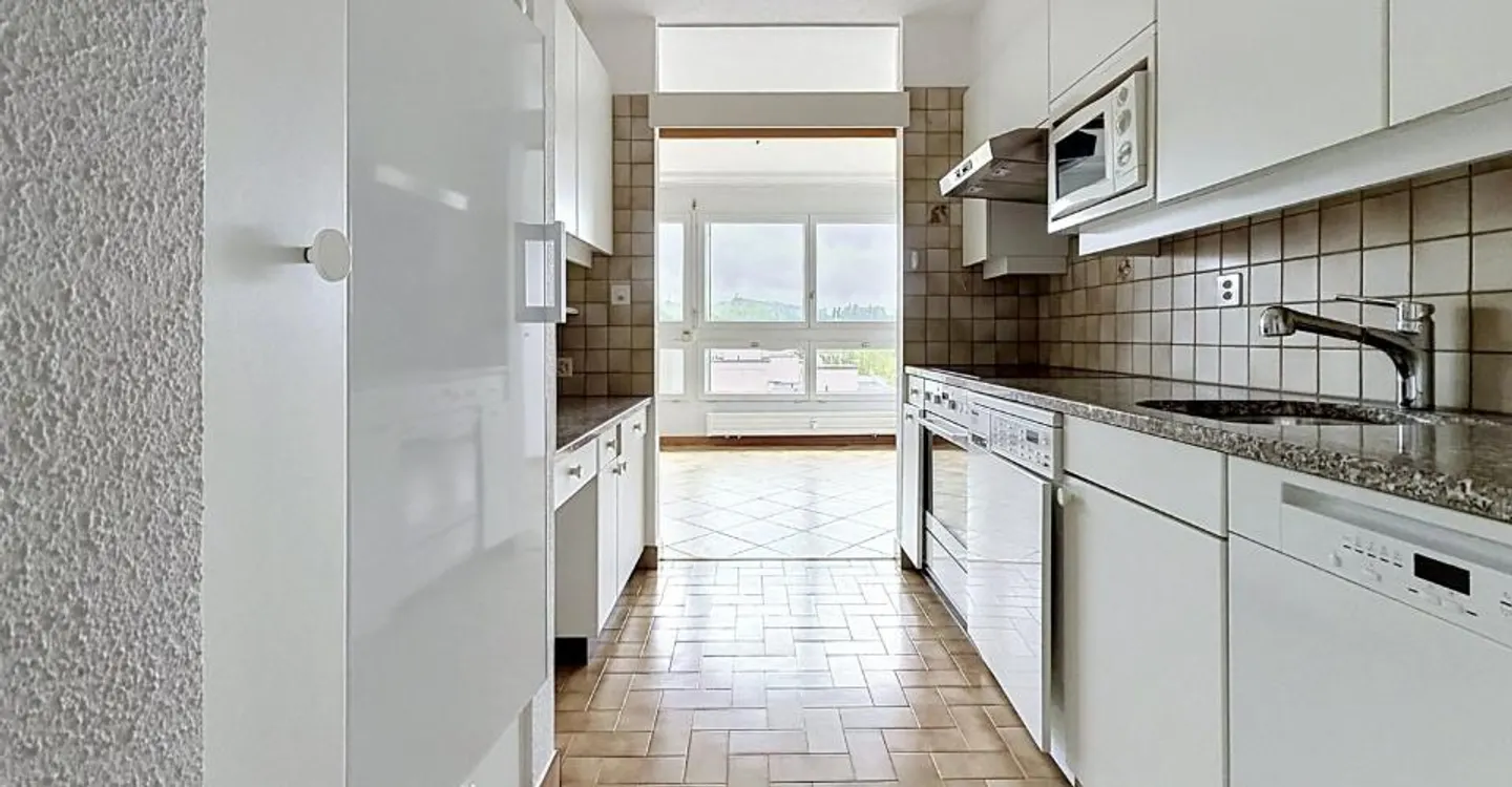 Spacious Apartment with View - Photo 3 of 10