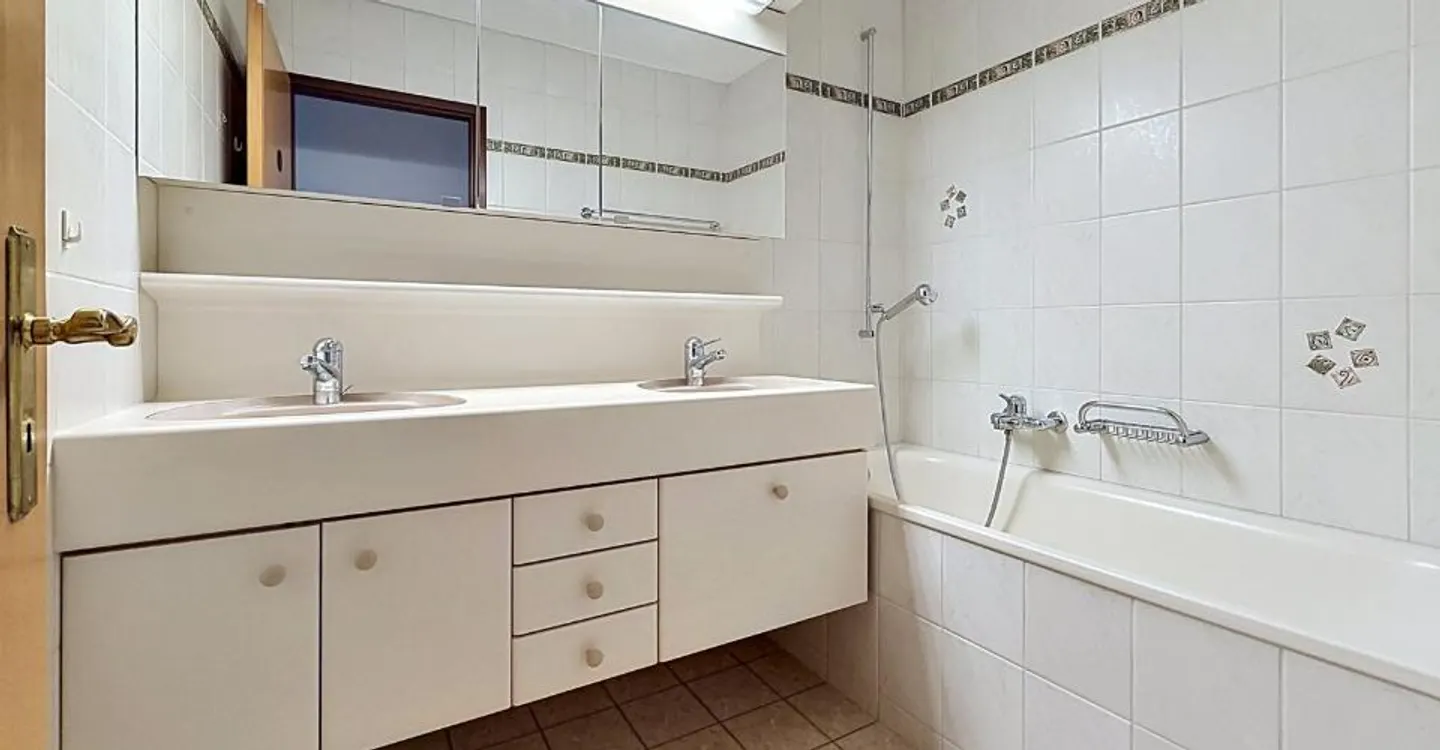 Spacious Apartment with View - Photo 6 of 10