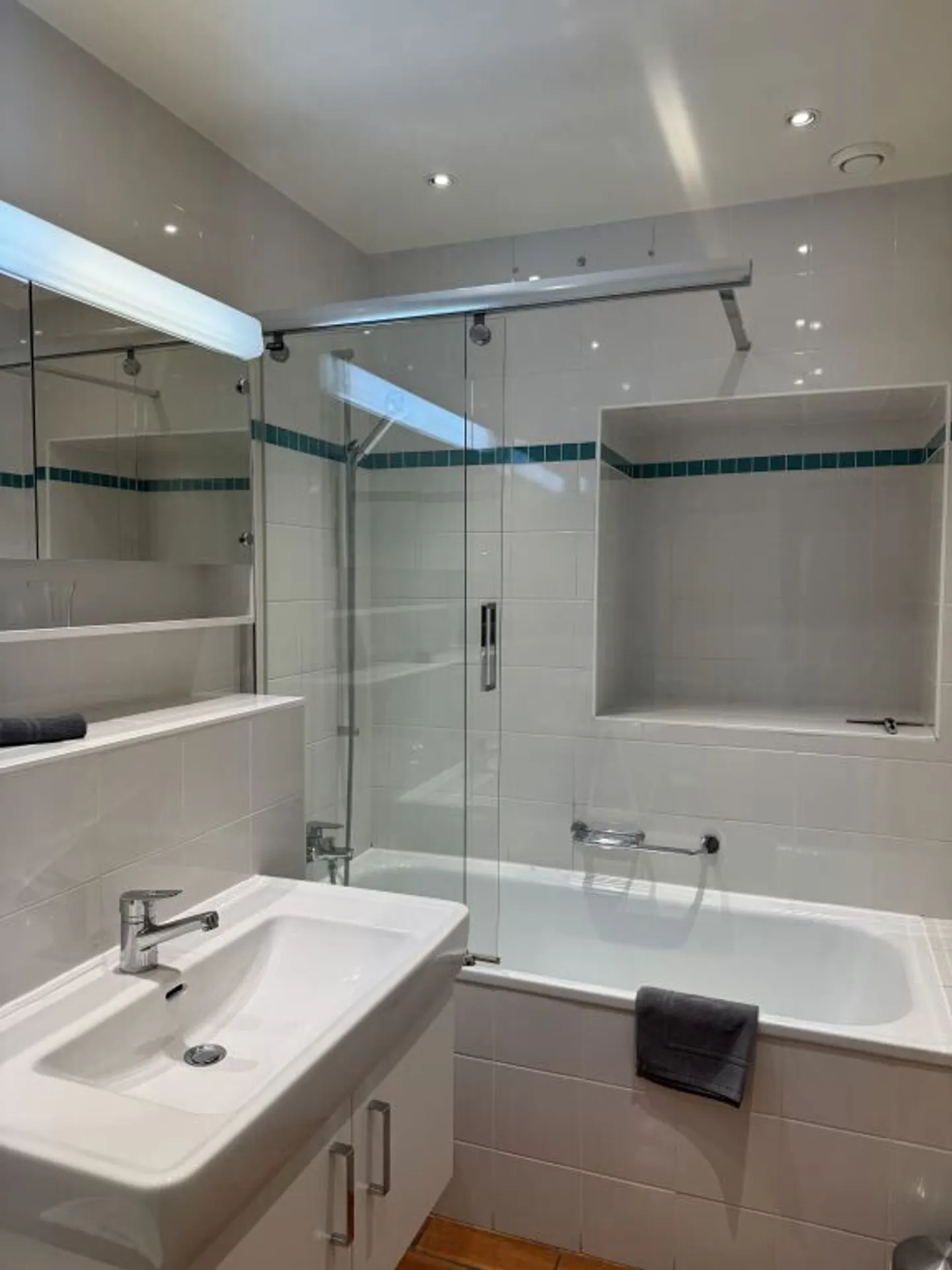 SPEZIALANGEBOT FERIEN!! Möblierte 4-Zimmer-Wohnung in Carouge (Genf) - Foto 5 von 8