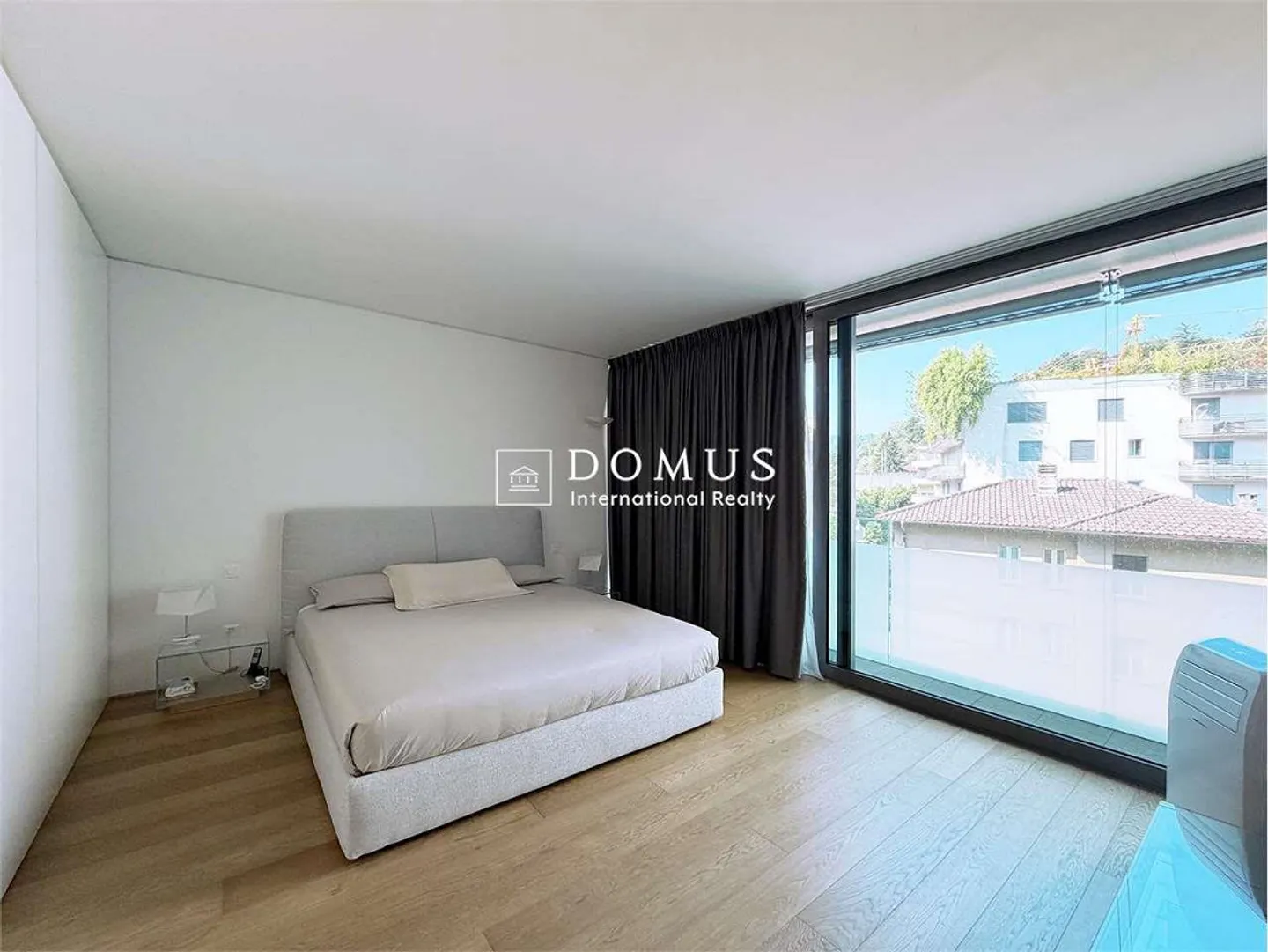 Prestigious residence with lake view - Photo 7 of 13