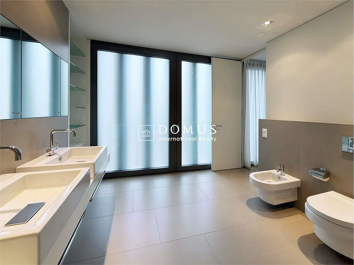 Prestigious residence with lake view - Photo 8 of 13