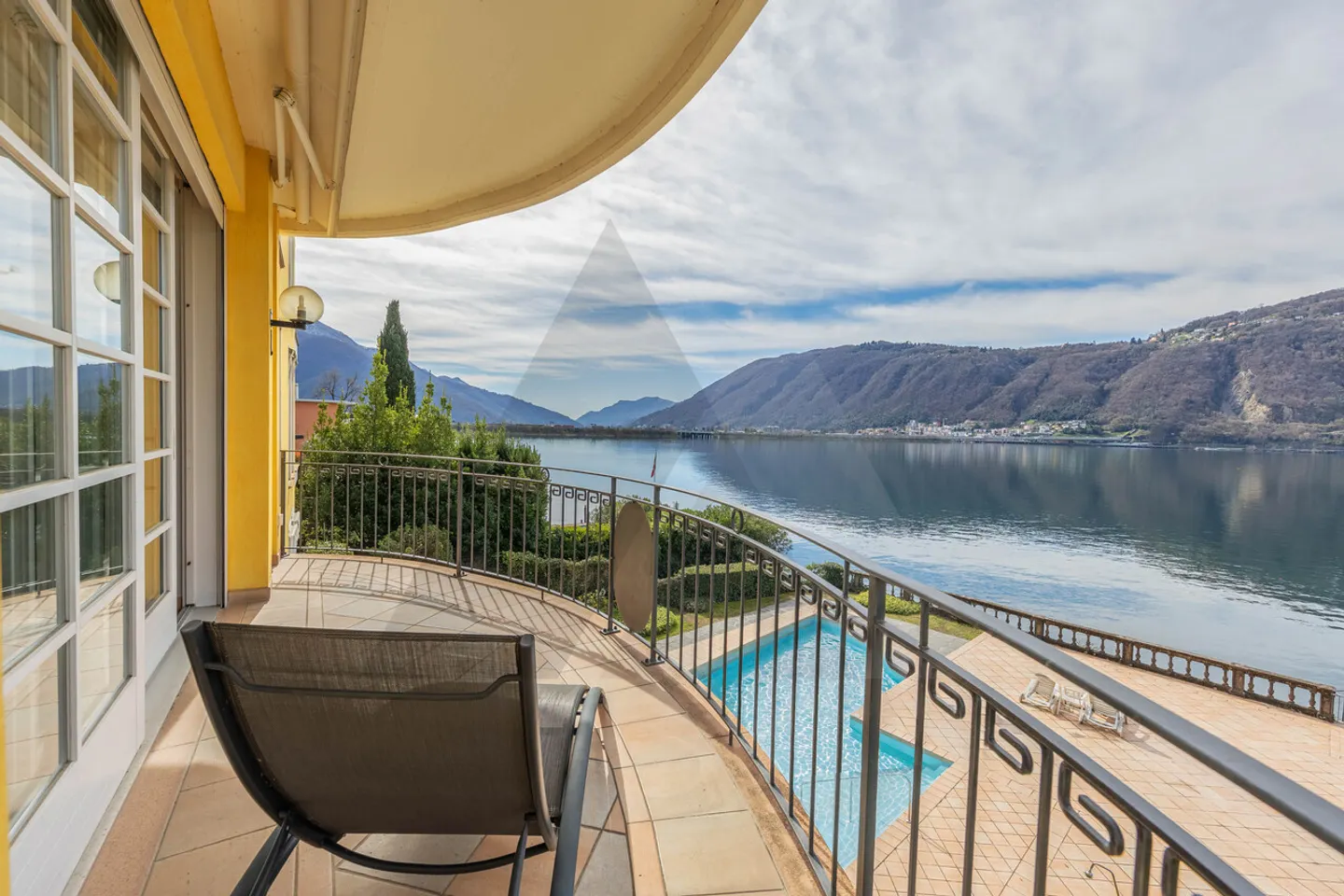 Lakeside Apartment in Bissone - Photo 2 of 17