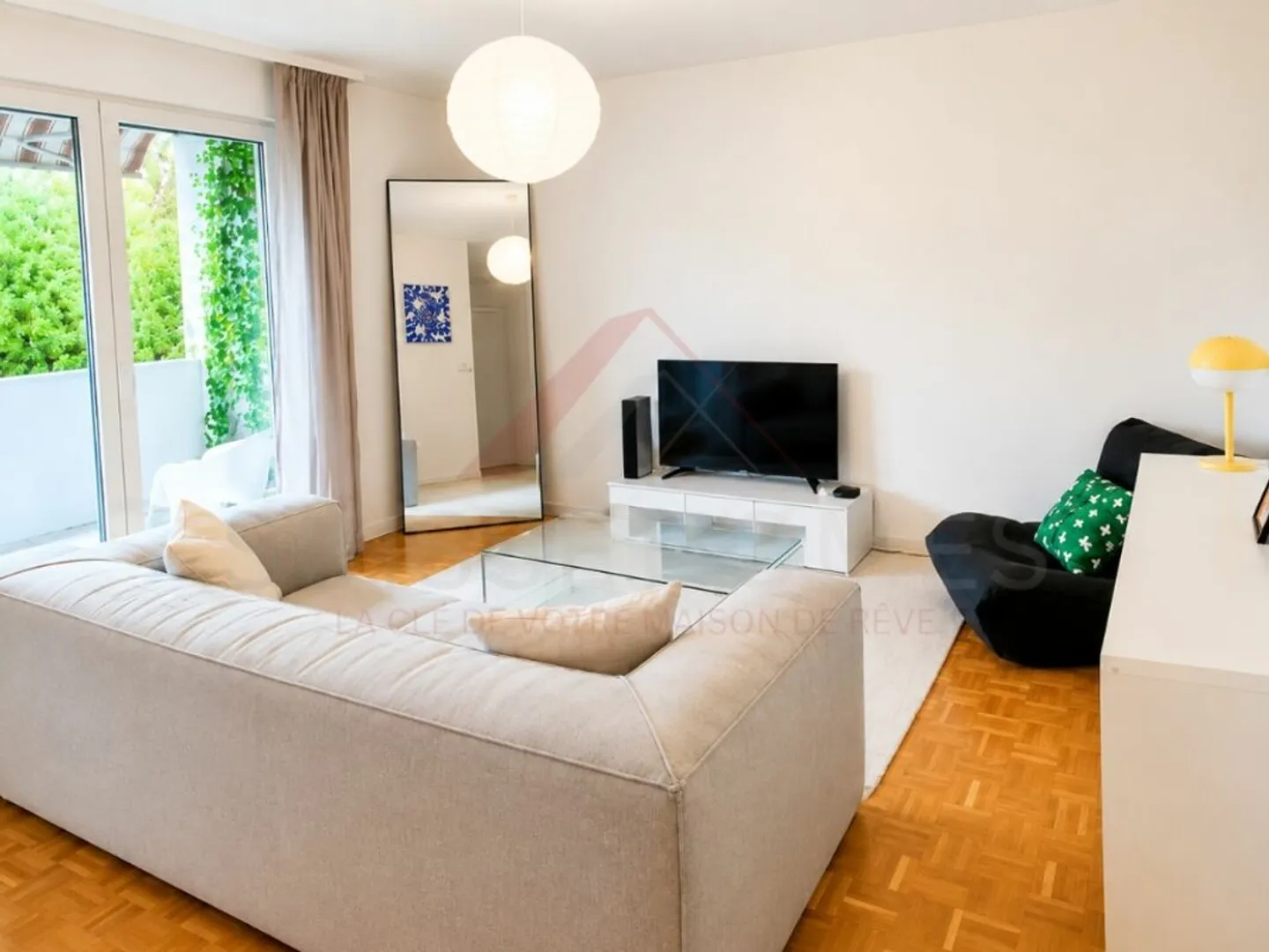 Magnificent 2.5-room apartment renovated in the heart of Fribourg - Photo 3 of 10