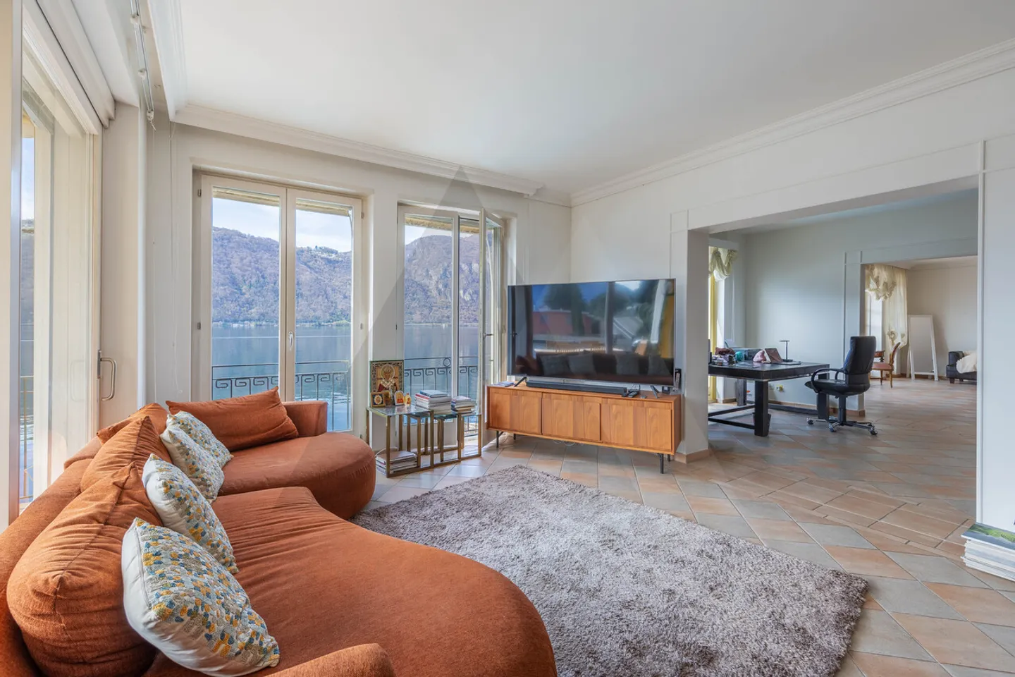 Lakeside Apartment in Bissone - Photo 5 of 17