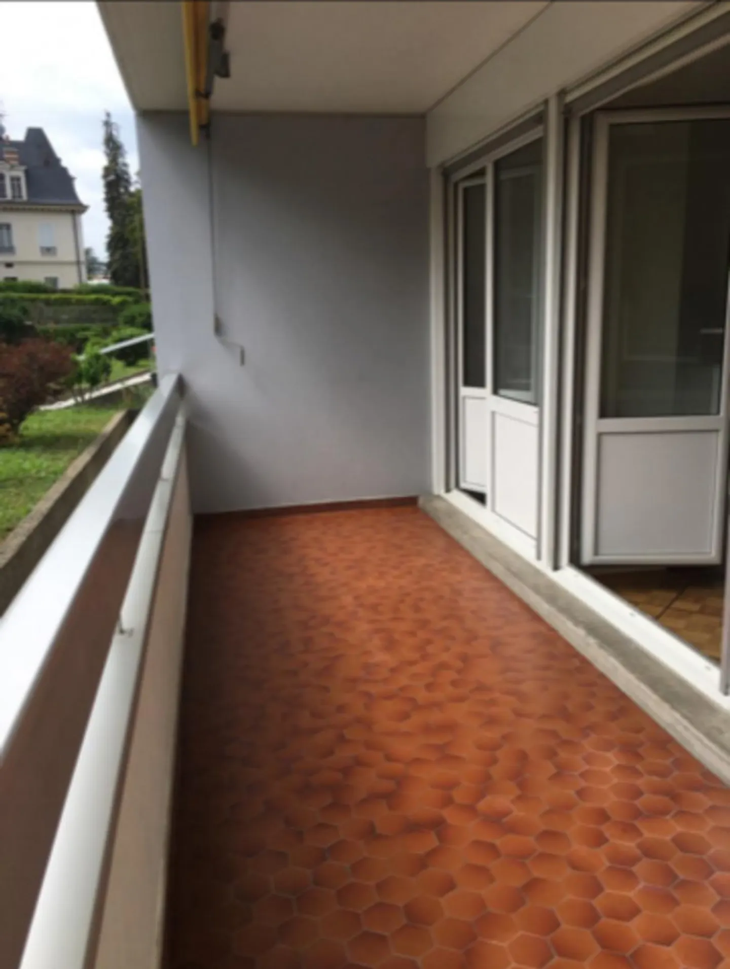 Spacious Apartment with Park View - Photo 4 of 11