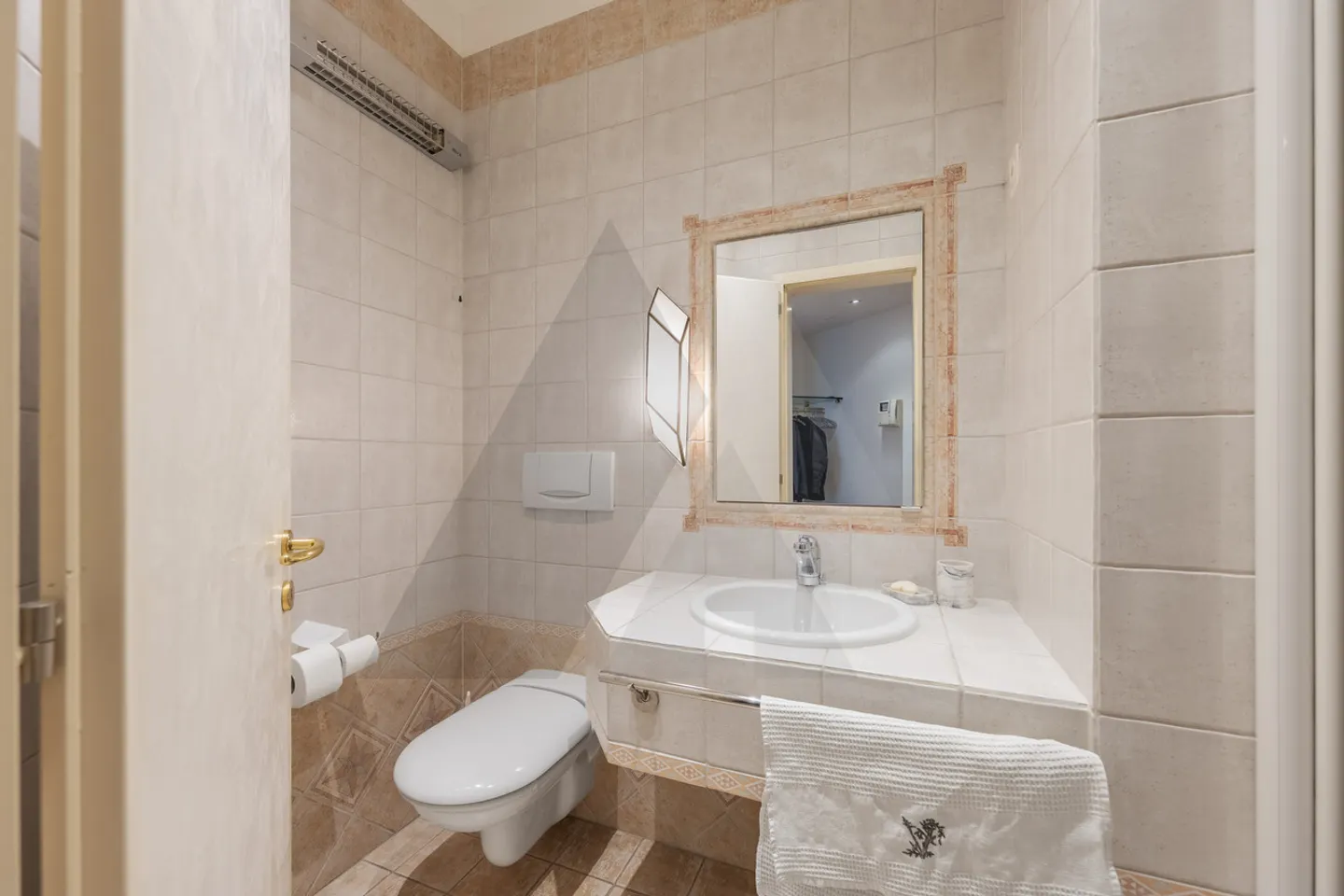 Lakeside Apartment in Bissone - Photo 16 of 17