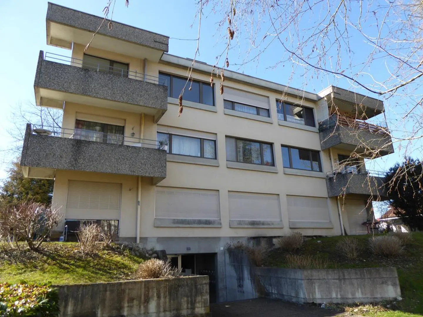 1-room apartment with balcony and view of greenery - Photo 2 of 8