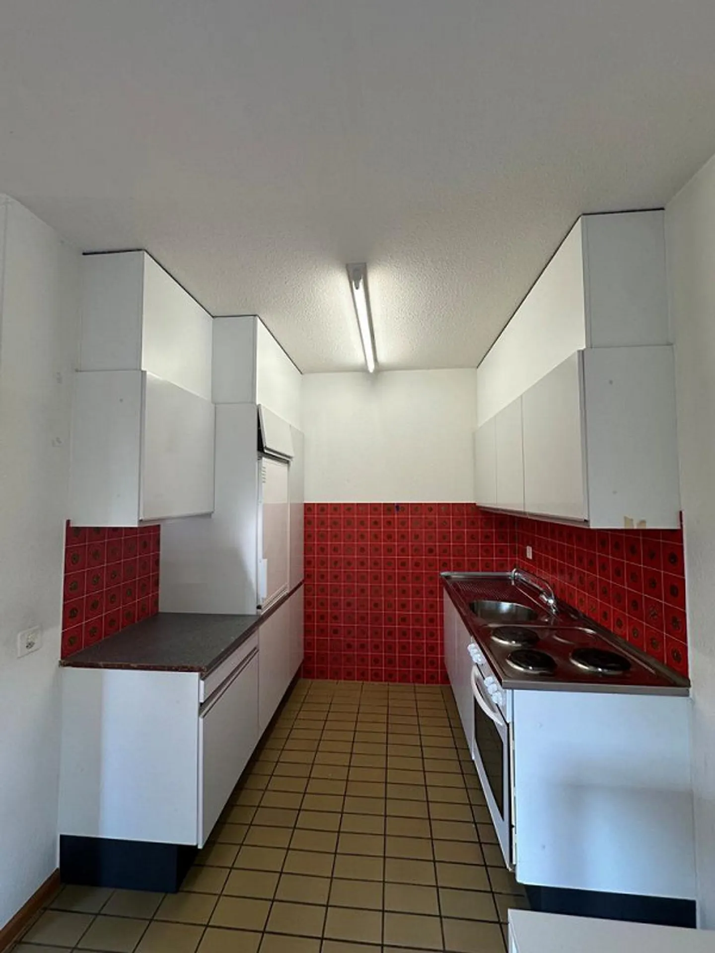 1-room apartment with balcony and view of greenery - Photo 4 of 8
