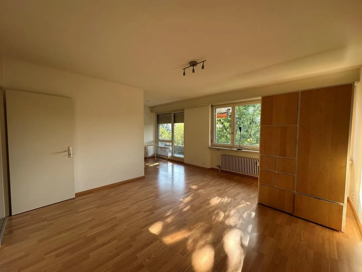 1-room apartment with balcony and view of greenery - Photo 3 of 8