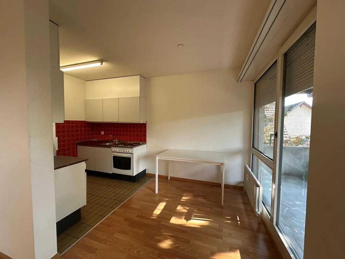 1-room apartment with balcony and view of greenery - Photo 5 of 8