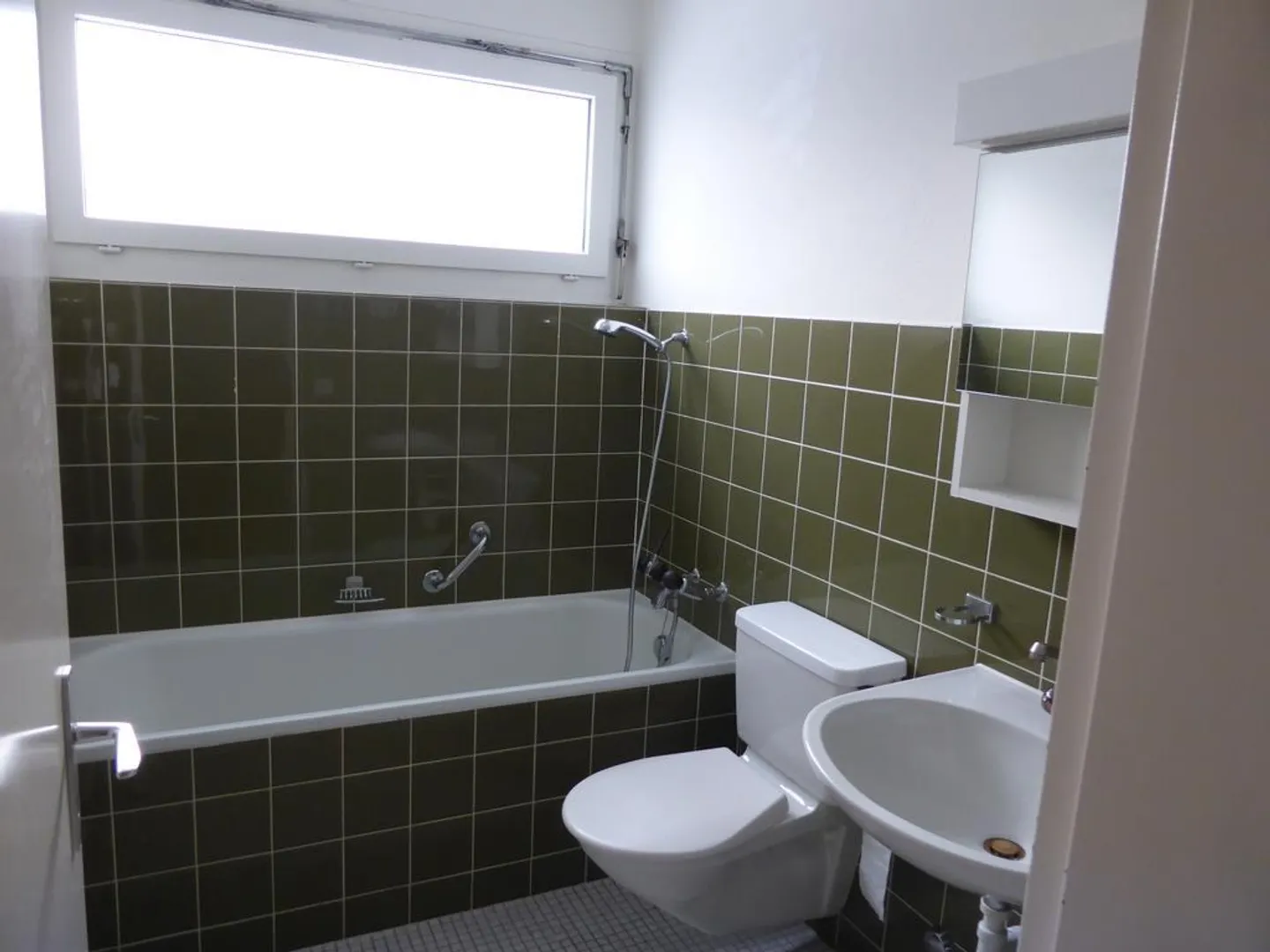 1-room apartment with balcony and view of greenery - Photo 6 of 8