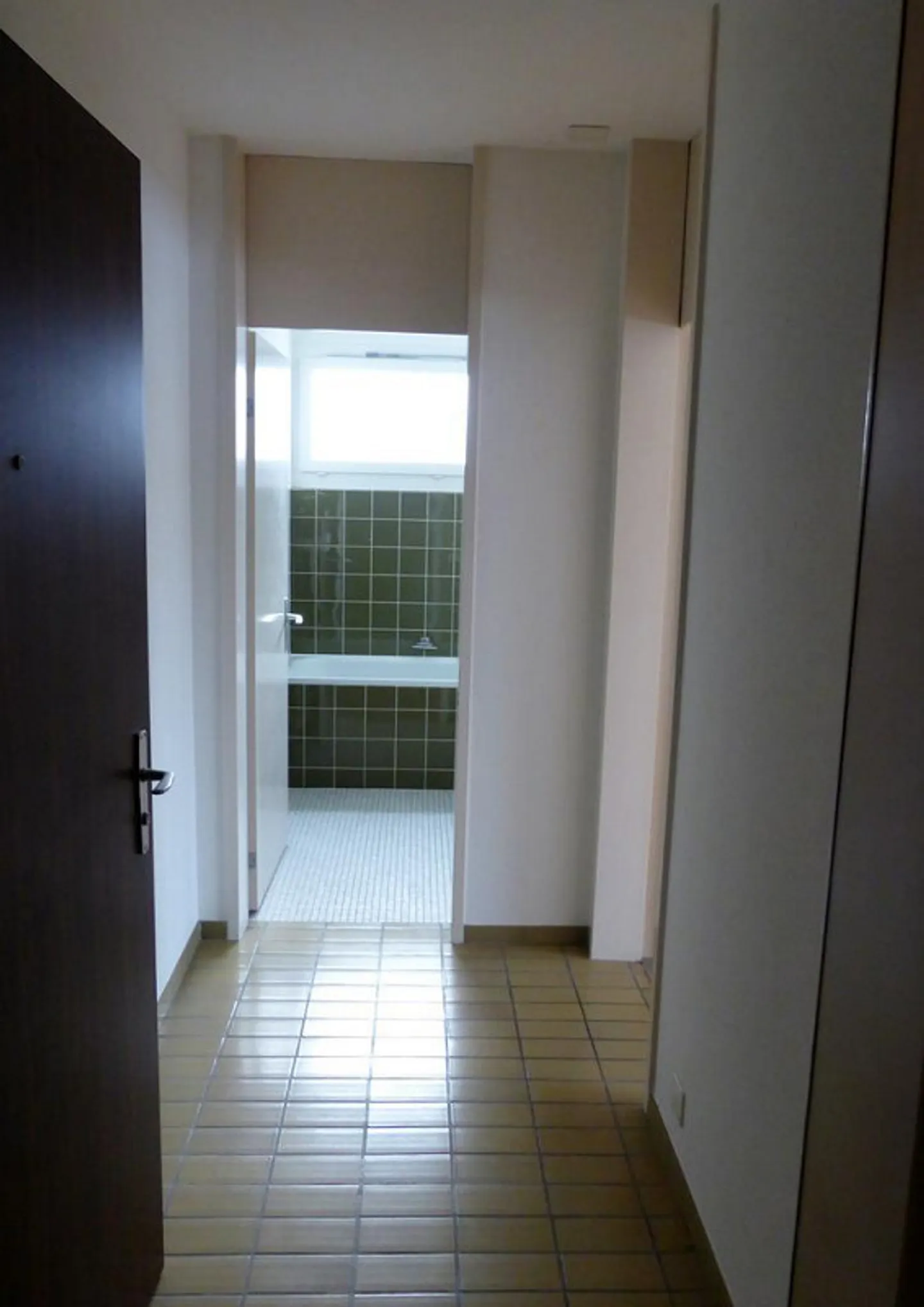 1-room apartment with balcony and view of greenery - Photo 7 of 8