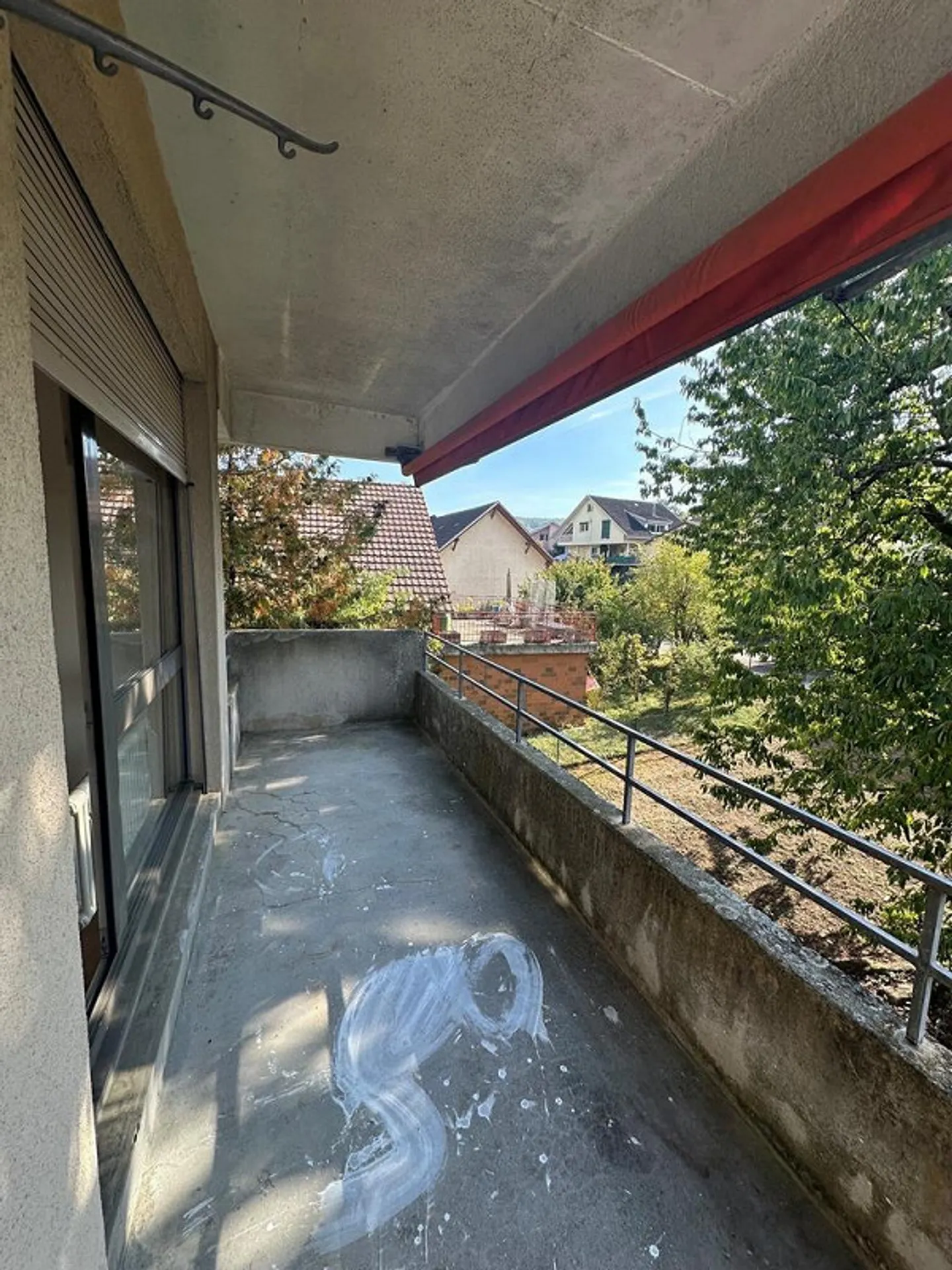 1-room apartment with balcony and view of greenery - Photo 8 of 8