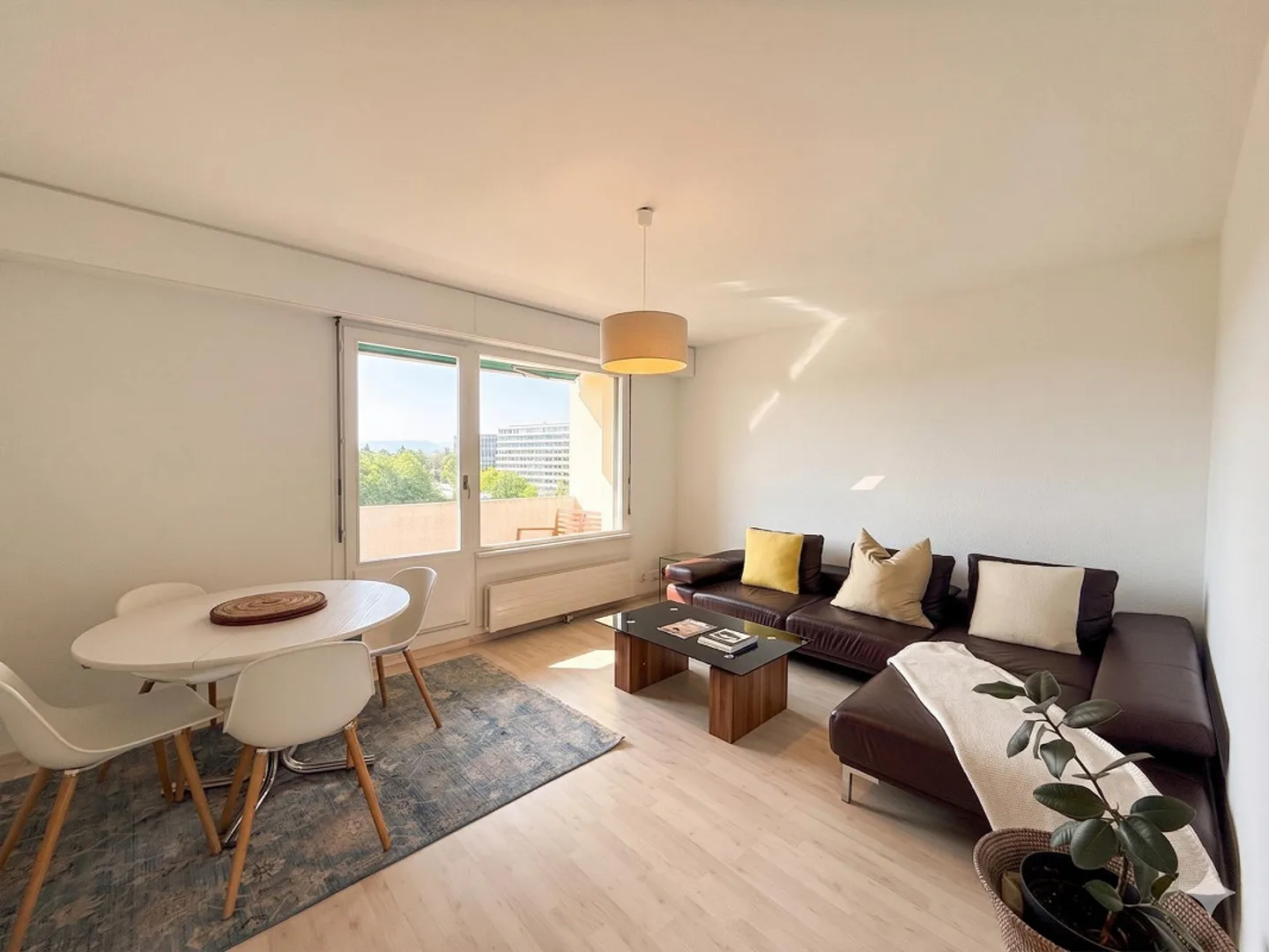 Appartamento luminoso e ristrutturato con 2 stanze, balcone e vista - Foto 1 di 14